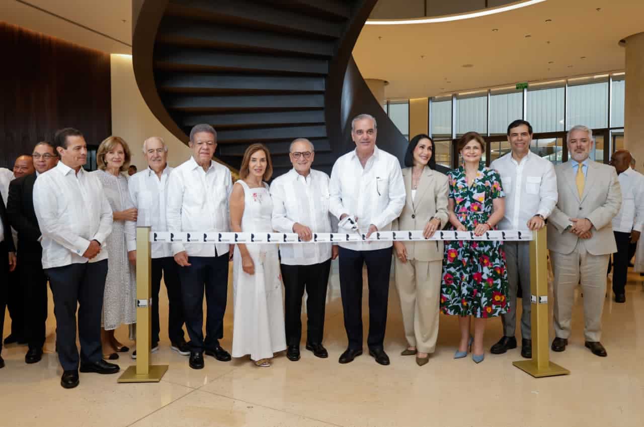 De izquierda a derecha: Enrique Peña Nieto, expresidente de México; Nohra Puyana De Pastrana y el expresidente de Colombia, Andrés Pastrana; Leonel Fernández, expresidente de la República; Haydée Kuret de Rainieri y Frank Rainieri; el presidente Luis Abinader y, su esposa, Raquel Arbaje; la vicepresidenta Raquel Peña; el ministro de Cultura, Roberto Salcedo; e Iván Duque, expresidente de Colombia.