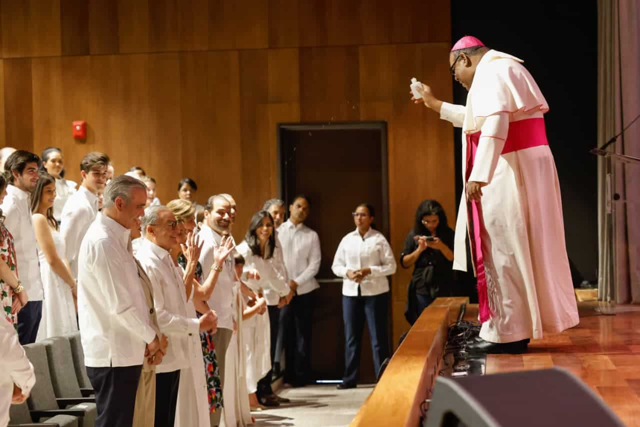 El obispo Jesús Castro Marte bendice las instalaciones del Centro Cultural Rainieri durante el acto inaugural celebrado en Punta Cana.