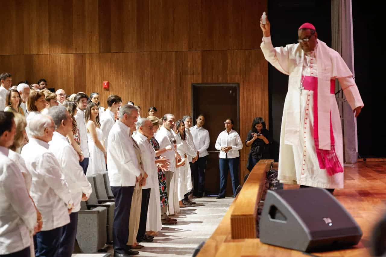 El obispo de la Diócesis de Nuestra Señora de la Altagracia, Jesús Castro Marte, en la bendición del Centro Cultural Rainieri.