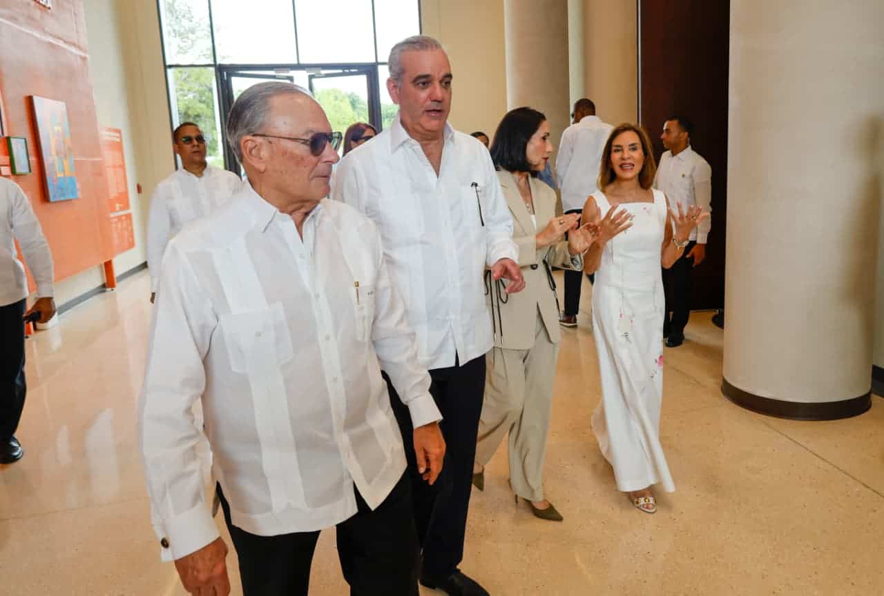 El empresario Frank Rainieri, el presidente Luis Abinader, la primera dama Raquel Arbaje y la esposa del empresario, Haydée Kuret de Rainieri, durante un recorrido por las instalaciones del Centro Cultural Rainieri.