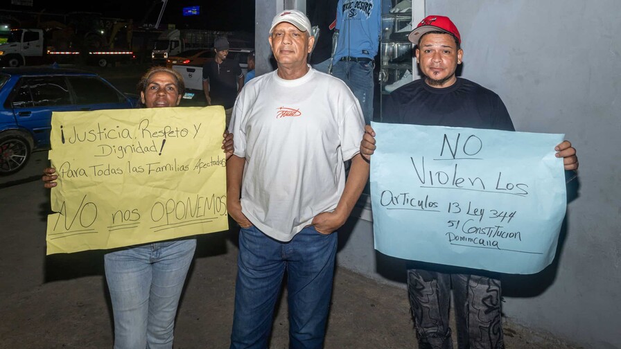 Residentes de Pedro Brand se manifiestan por tercer día en reclamo de pagos justos por sus viviendas Residentes de Pedro Brand se manifiestan por tercer día en reclamo de pagos justos por sus viviendas