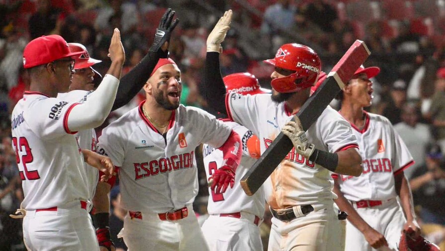 Leones remontan con jonrón de tres carreras de Guzmán, vencen a las Águilas y dejan el sótano