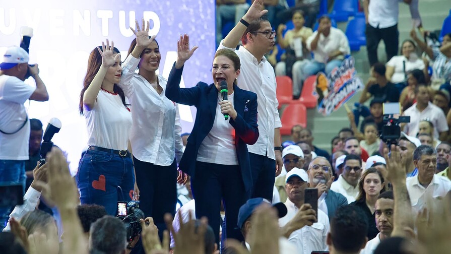Carolina Mejía juramenta 32 comandos provinciales de la juventud de su proyecto presidencial