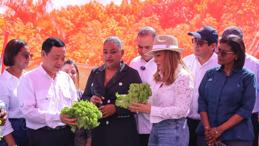 Director de la FAO visita proyecto de agricultura familiar de Supérate en Higüey