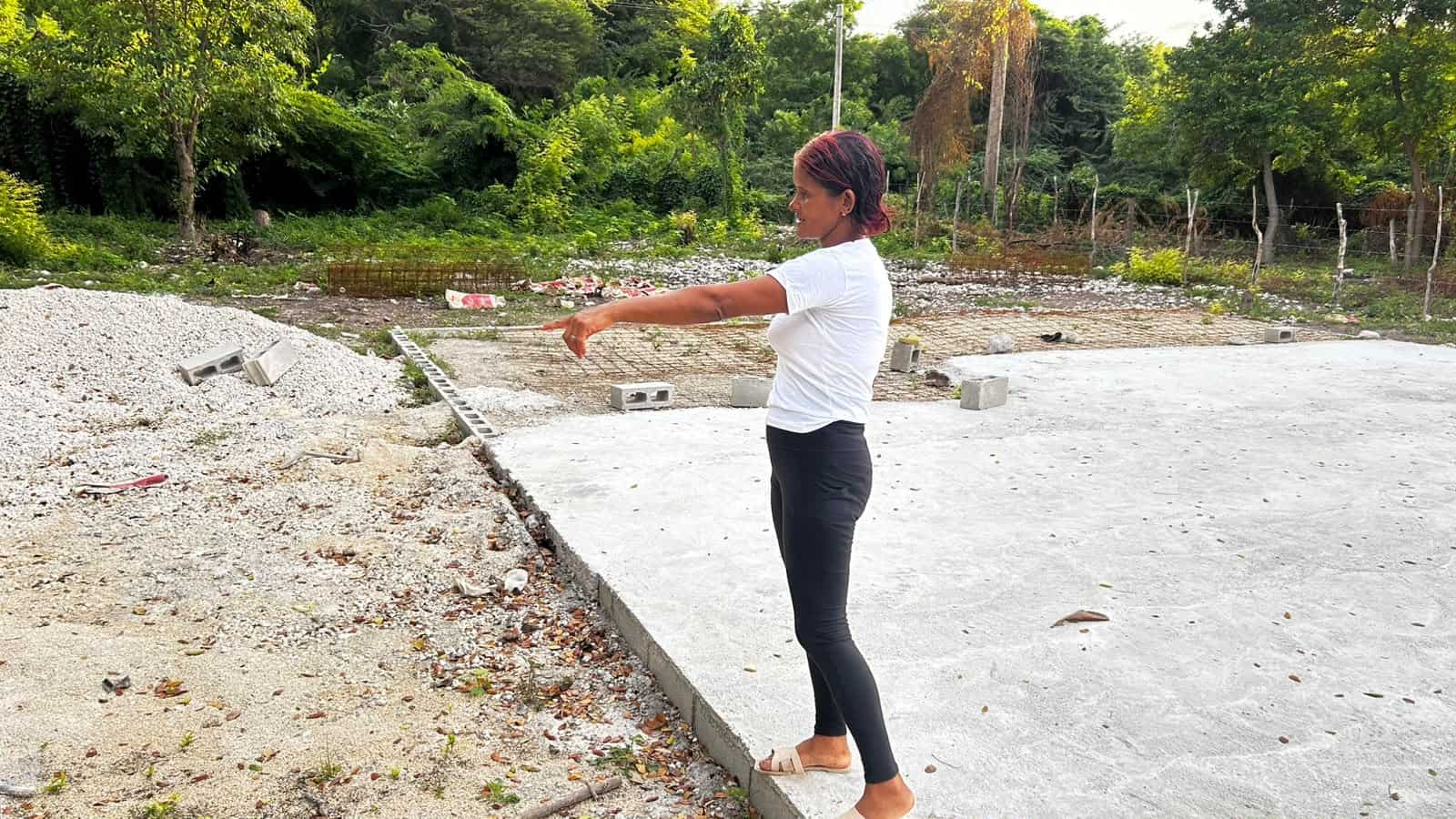 Yajaira Féliz muestra el lugar en que su hermano perdió la vida. 