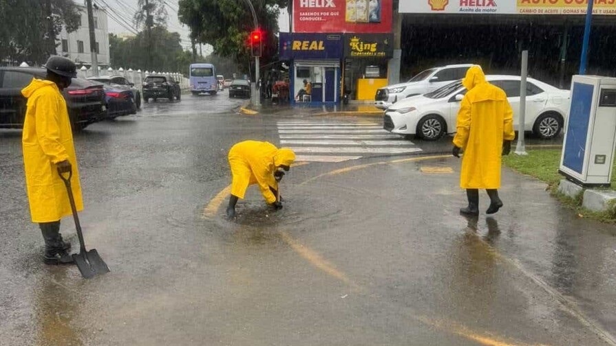 Alcaldía del Distrito Nacional despliega más de 500 brigadistas ante las lluvias por vaguada