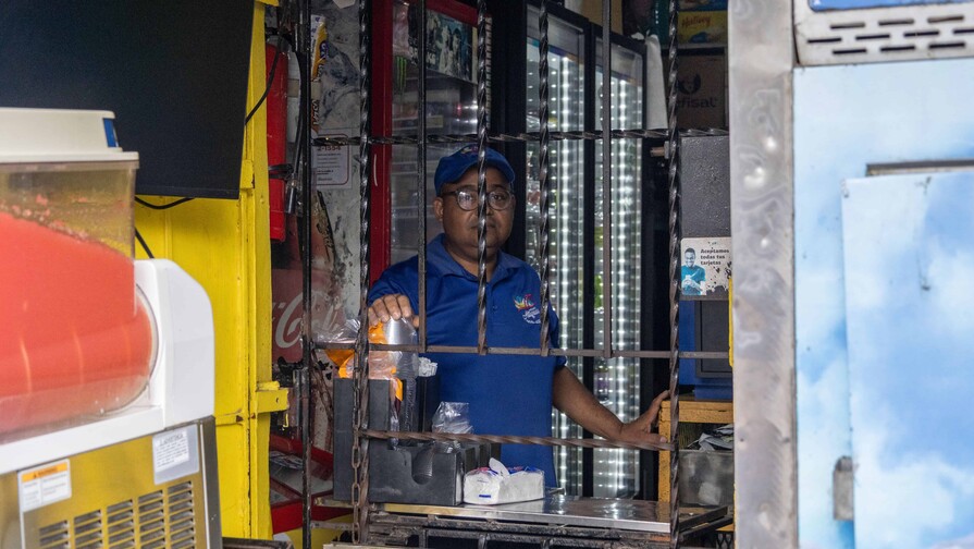 Negocios se resguardan tras rejas y cámaras por temor a la delincuencia