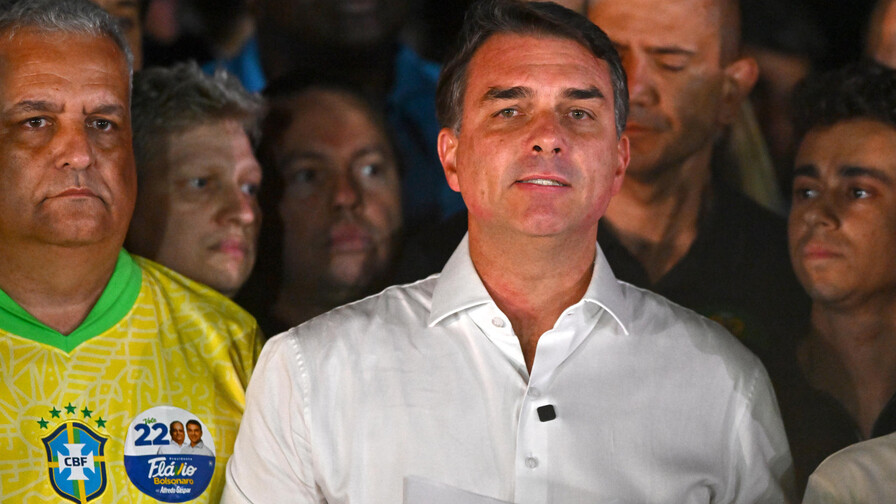 Flávio Bolsonaro huye a EE. UU. con su familia y Lula califica la salida de vergonzosa Flávio Bolsonaro huye a EE. UU. con su familia y Lula califica la salida de vergonzosa
