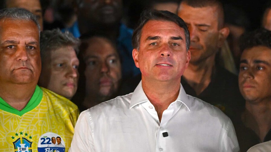 Flávio Bolsonaro se declara presidente electo de Brasil y luego da marcha atrás Flávio Bolsonaro se declara presidente electo de Brasil y luego da marcha atrás