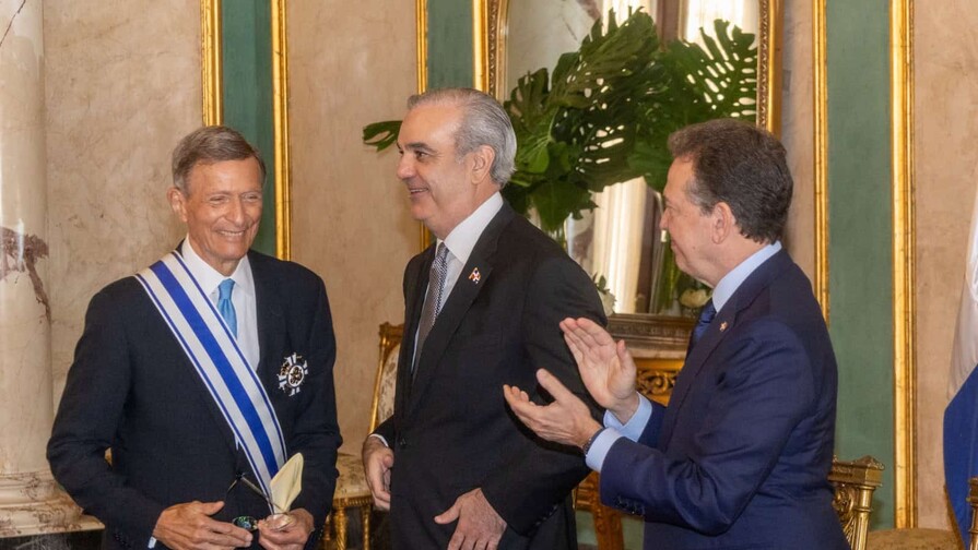 Roberto Álvarez recibe Orden de Duarte, Sánchez y Mella por sus aportes al servicio exterior