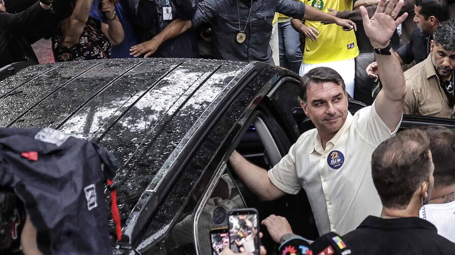 Flávio Bolsonaro se declara verdadero presidente electo de Brasil