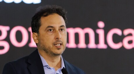 Octavio Kulesz: “La inteligencia artificial nos obliga a repensar nuestro rol creativo”