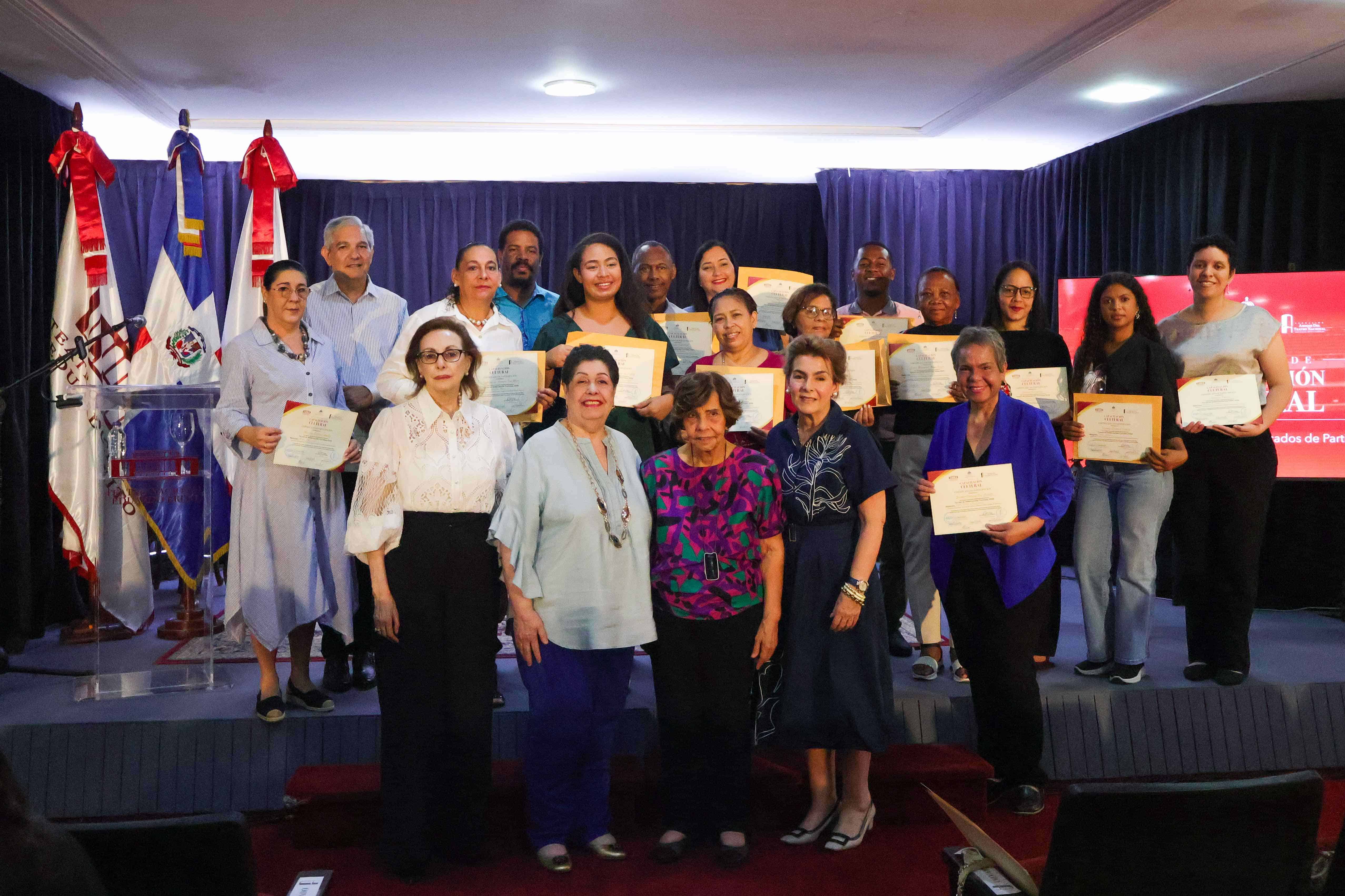 Miembros de la Fundación Amigos del Teatro Nacional  y parte de los graduandos.