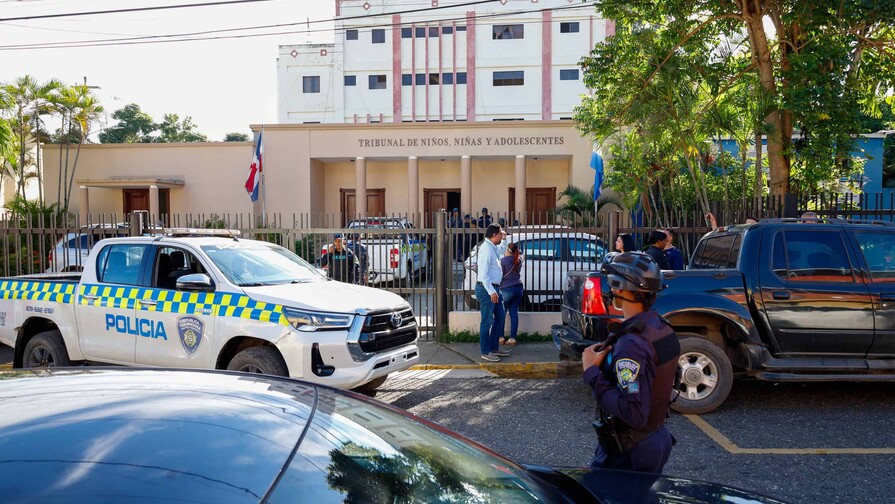 Dictan tres meses de prisión contra adolescente vinculado a muerte de sargento policial en Santiago Dictan tres meses de prisión contra adolescente vinculado a muerte de sargento policial en Santiago