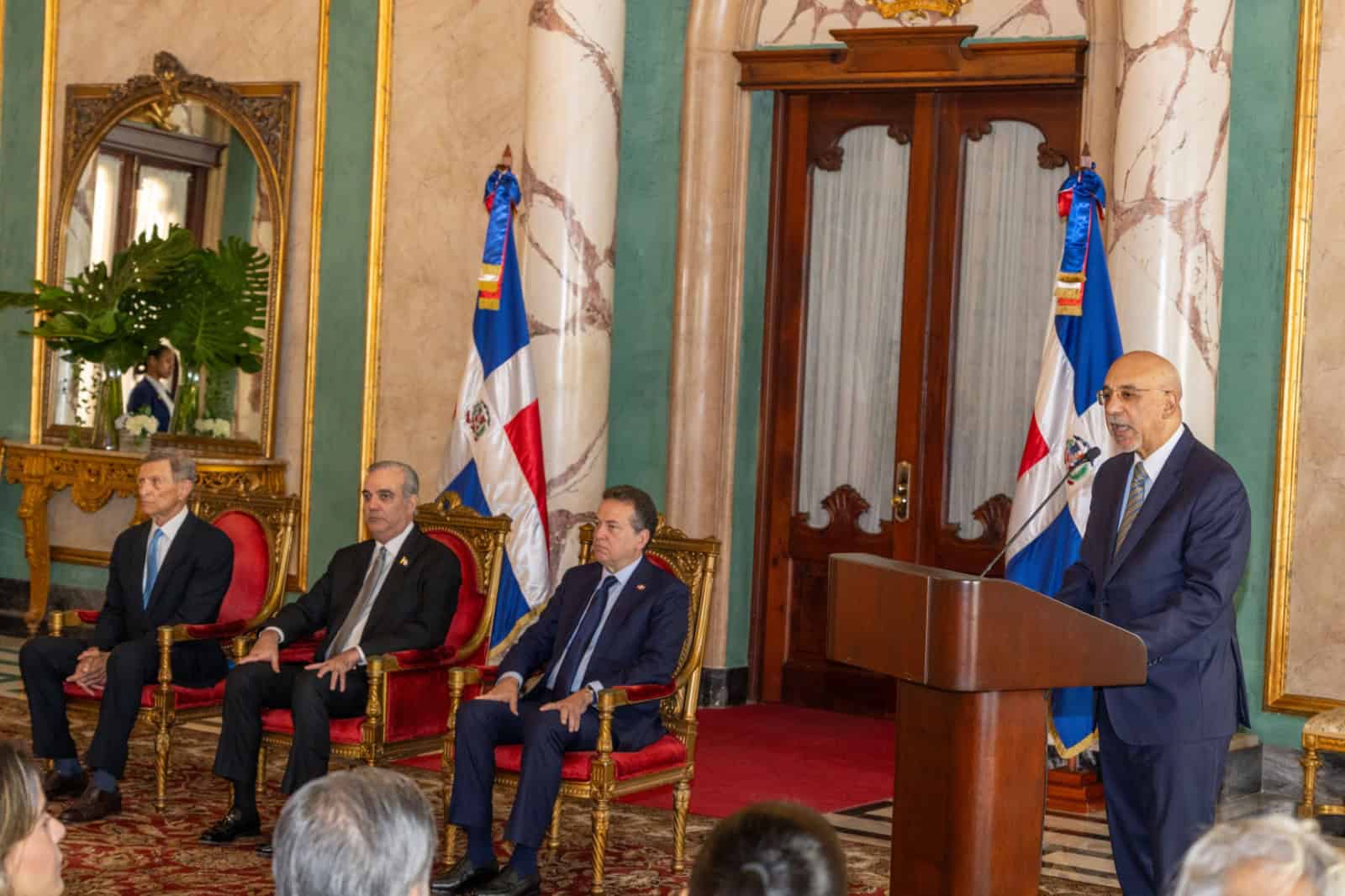 Presidente del Grupo Diario Libre, Anibal de Castro, en la lectura de la semblanza del excanciller Roberto Álvarez.También se encuentran el presidente Luis Abinader y el ministro de Relaciones Exteriores, Víctor -Ito- Bisonó, durante la ceremonia de condecoración celebrada en el Palacio Nacional el 28 de octubre de 2026.