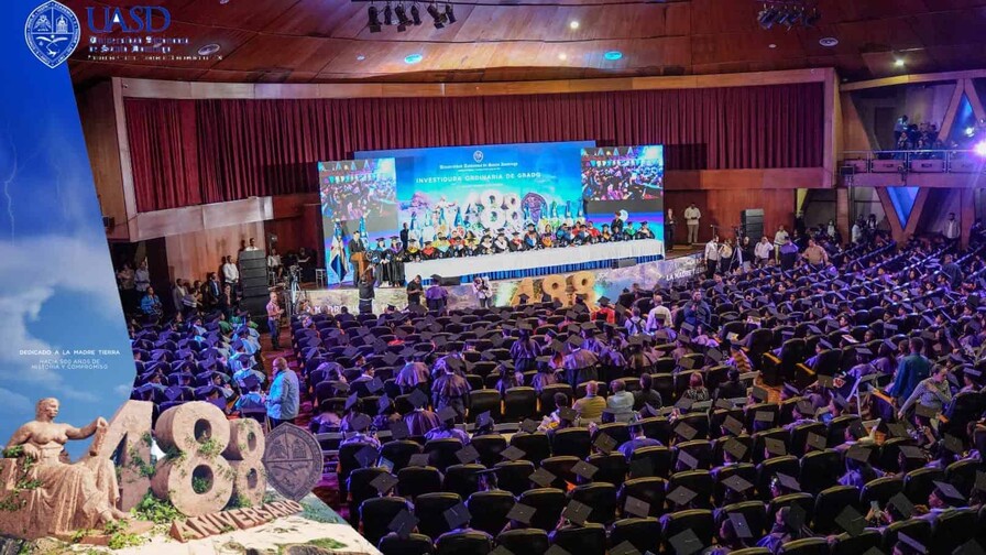 UASD gradúa a 3,589 nuevos profesionales en celebración de su 488 aniversario UASD gradúa a 3,589 nuevos profesionales en celebración de su 488 aniversario