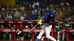Video| Mel Rojas Jr. se viste de héroe y Licey blanquea a las Estrellas
