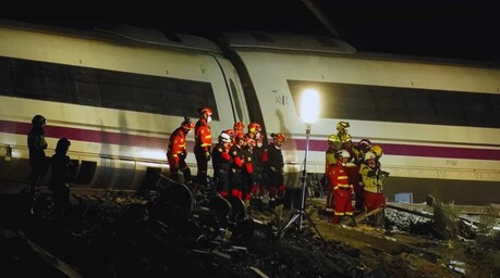 España, de luto tras la colisión de dos trenes que dejó al menos 68 muertos