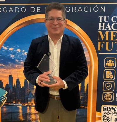 Iván Ruiz y su serie La familia Espejo reciben premio internacional en Miami