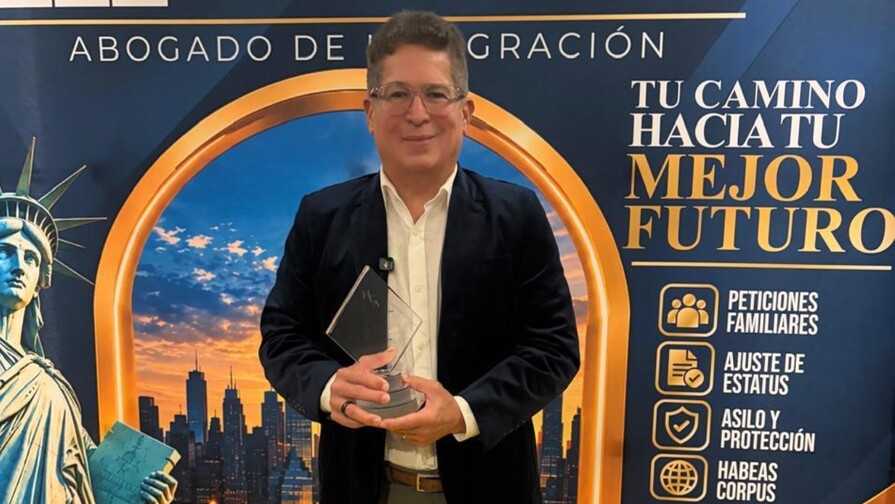 Iván Ruiz y su serie La familia Espejo reciben premio internacional en Miami