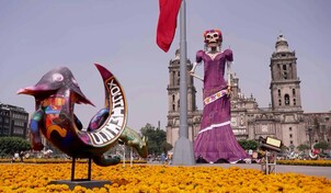 Una catrina de once pisos de alto preside el Día de Muertos en principal plaza de México