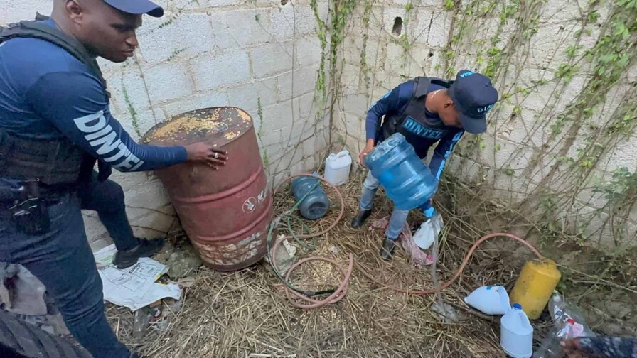 La Policía desmantela fábrica clandestina de clerén en Villa Hermosa, La Romana La Policía desmantela fábrica clandestina de clerén en Villa Hermosa, La Romana