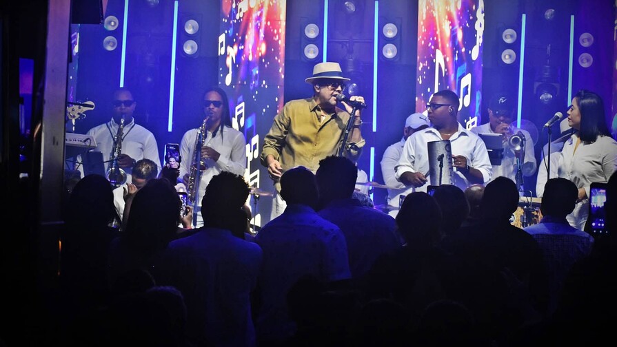 Fernando Villalona ofrece un concierto lleno de emociones en Lungomare