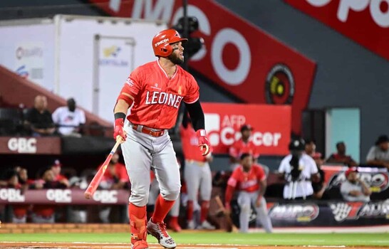 Marmolejos, Guzmán y de la Cruz la sacan del parque y los Leones vencen a los Gigantes