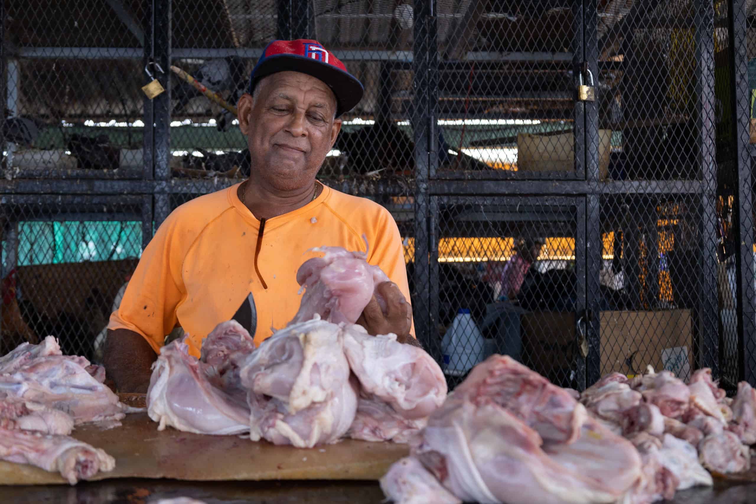 Frank Pinales tiene un puesto de venta de pollos en la avenida Mella.
