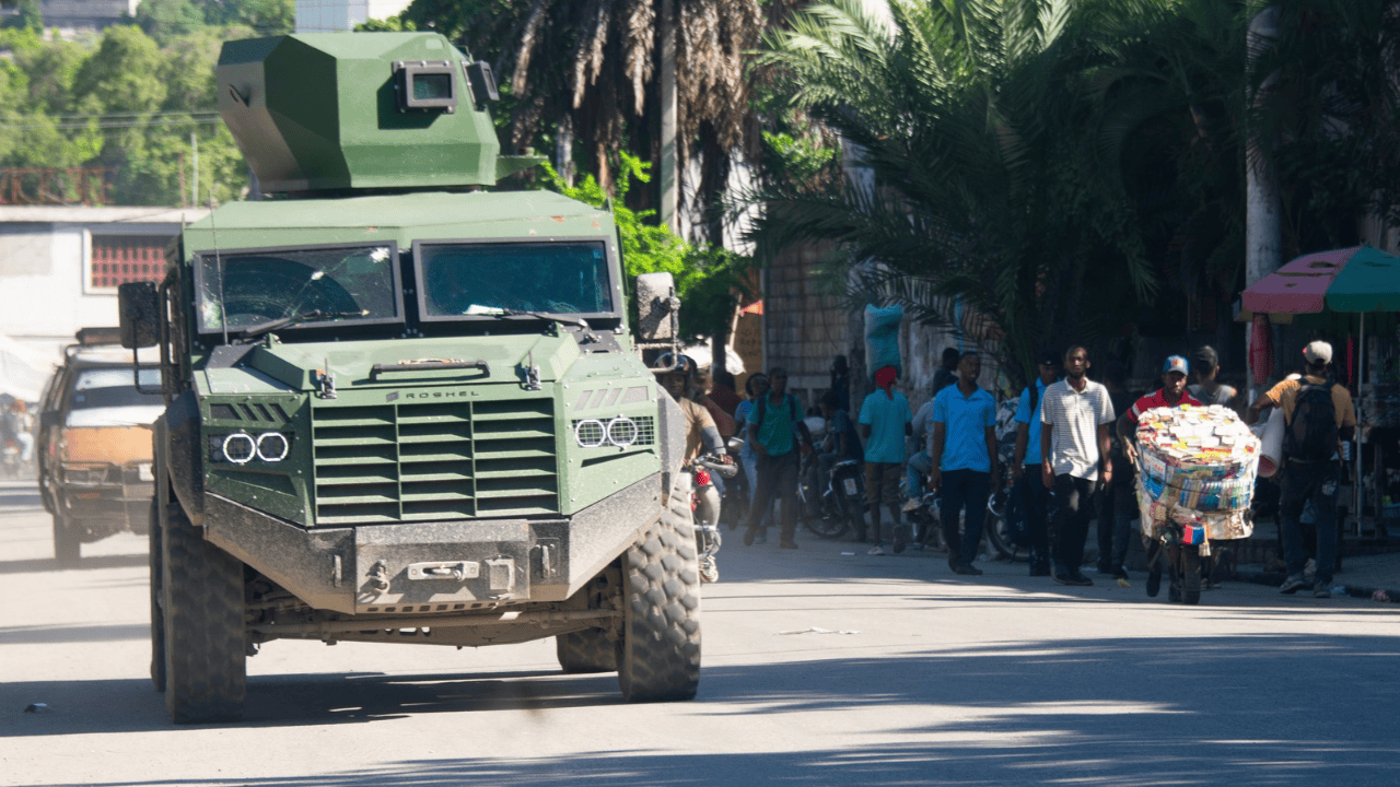 Un vehículo blindado de la Fuerza de Supresión de Pandillas (GSF, sigla en inglés), patrulla una calle este viernes en Puerto Príncipe (Haití).