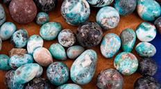 El 60 % de la producción de larimar se queda en República Dominicana, asegura Energía y Minas