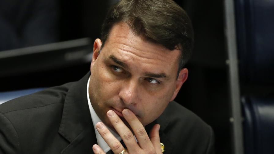 Flávio Bolsonaro lanza su candidatura junto a Milei con el reto de unificar a la derecha Flávio Bolsonaro lanza su candidatura junto a Milei con el reto de unificar a la derecha