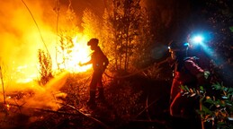 El incendio mayor de España quema 50,000 hectáreas y 106,000 personas pendientes del fuego