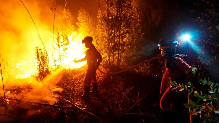 El incendio mayor de España quema 50,000 hectáreas y 106,000 personas pendientes del fuego