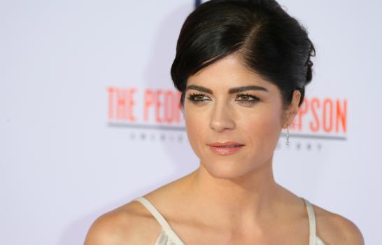 Detienen a actriz Selma Blair tras presuntamente intentar abrir la puerta de un avión en pleno vuelo