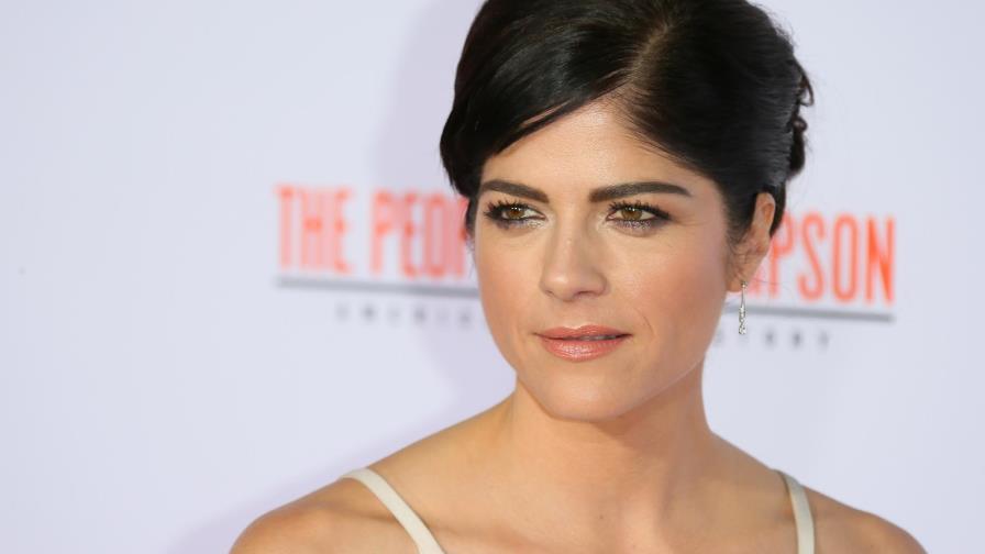Detienen a actriz Selma Blair tras presuntamente intentar abrir la puerta de un avión en pleno vuelo