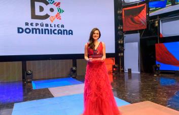 Isabella Fernández gana concurso Marca País con el logo Brazos abiertos