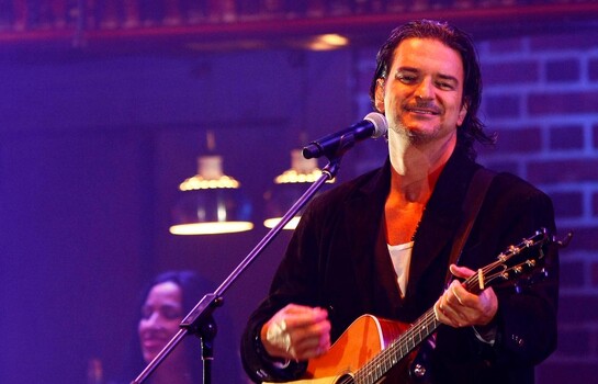 Ricardo Arjona regala un auto al hombre que inspiró su emblemática canción Historia de taxi